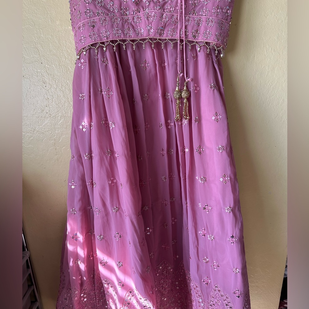 New unworn dusty pink lengha. Size 6/8 (size 38). Can be alterable.